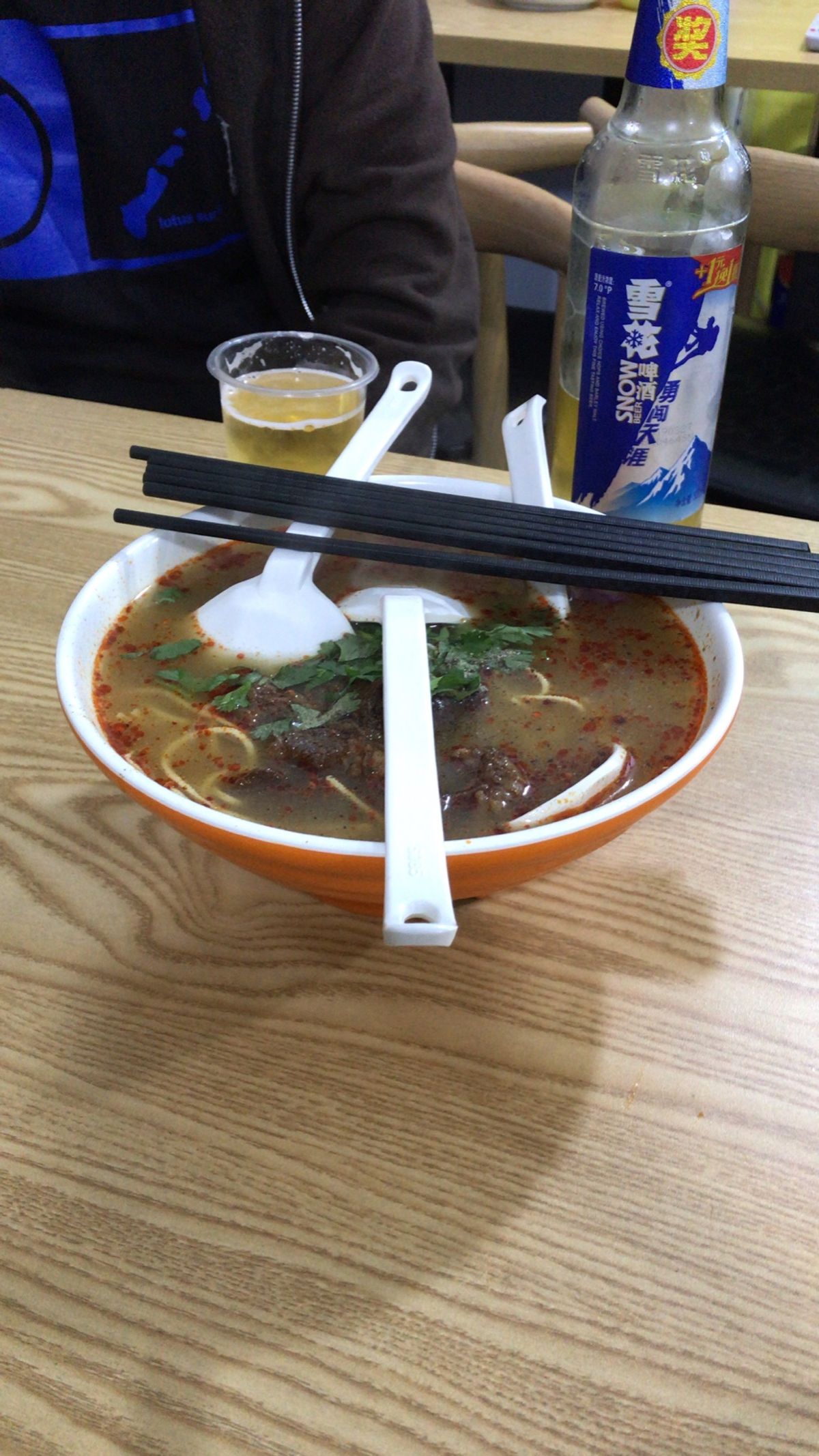 南京のホテル近くのお店に同じホテルの日本人の人達と。
やっぱり本場の中華は...