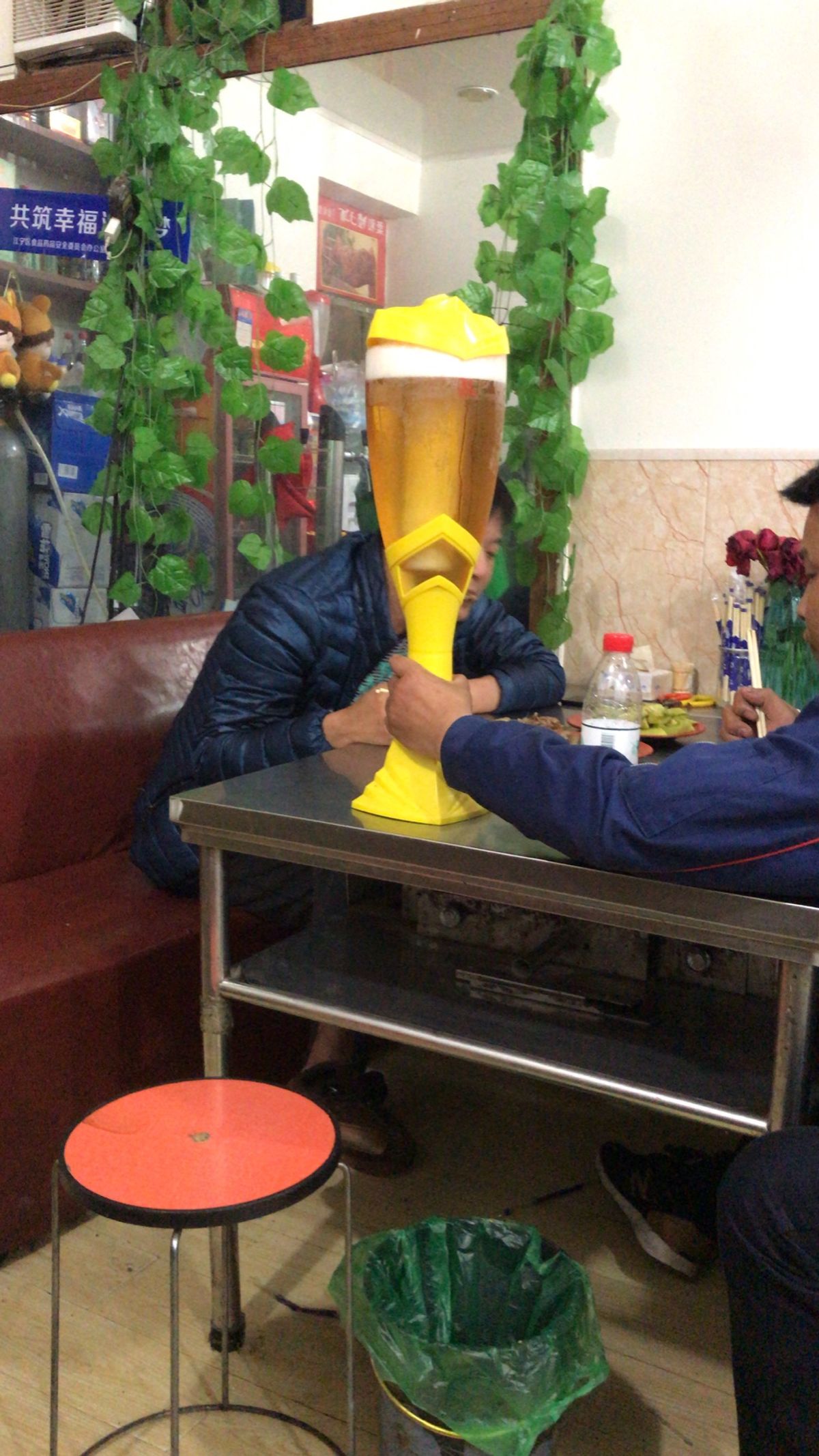 南京のホテル近くのお店に同じホテルの日本人の人達と。
やっぱり本場の中華は...