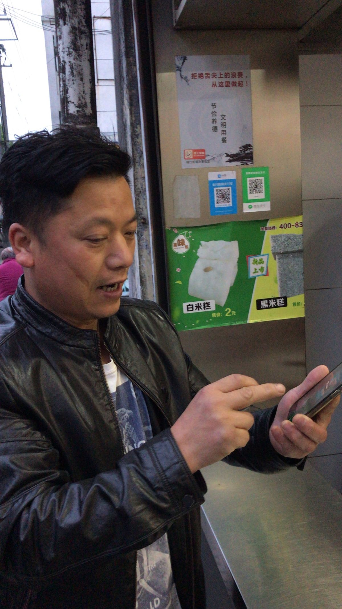 翌朝早朝便で敦煌に移動の私はほぼ寝れてないけど、Alanはきちんと起きて空...