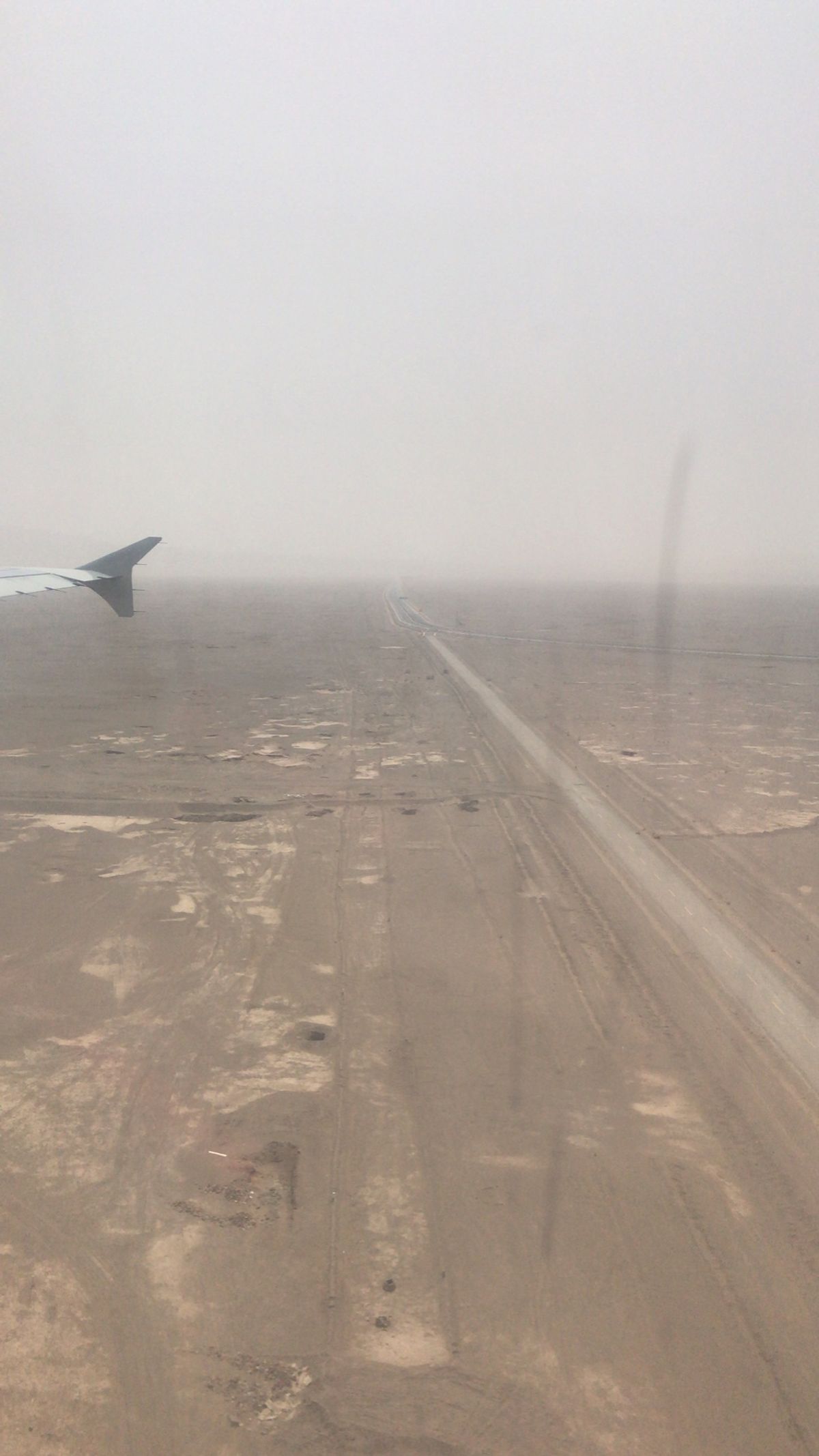 中華東方航空。遅延するとは聞いてたけど、1時間半遅れで出発✈️
途中よくわ...