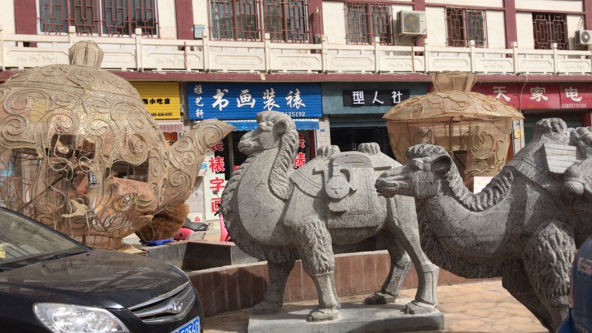 敦煌無事到着し、ホテル周辺散策🚶🏻‍♀️
おばちゃん達が作ってるのは刺繍の中敷👟