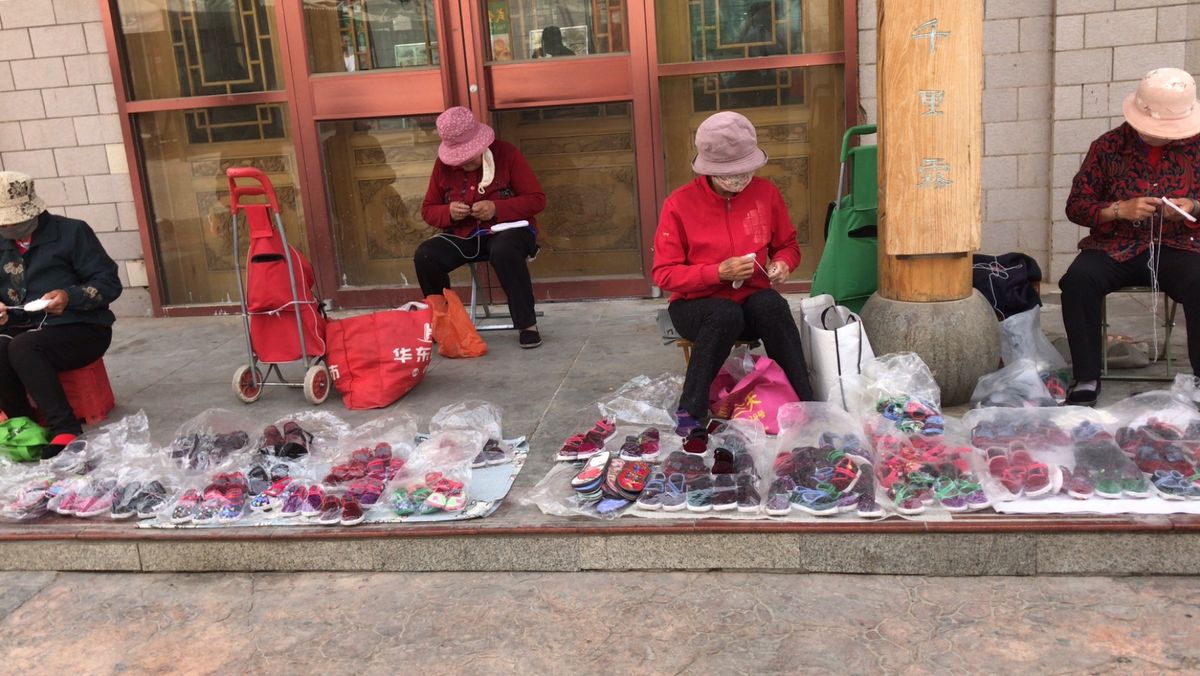 敦煌無事到着し、ホテル周辺散策🚶🏻‍♀️
おばちゃん達が作ってるのは刺繍の中敷👟