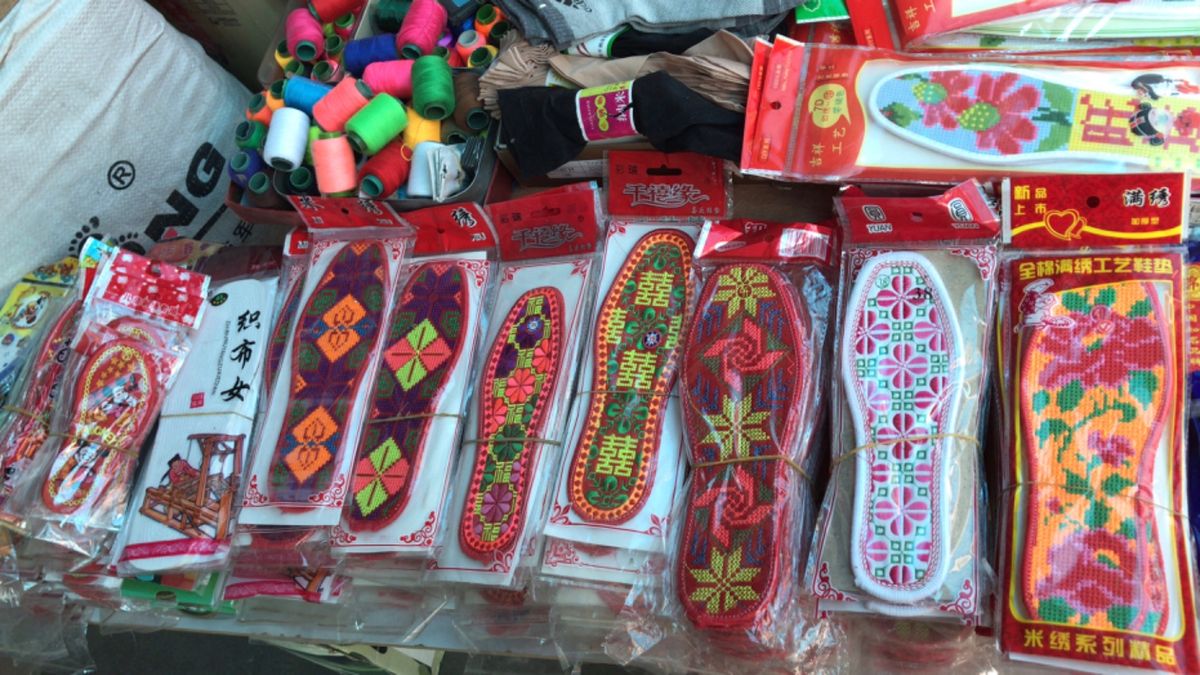 敦煌無事到着し、ホテル周辺散策🚶🏻‍♀️
おばちゃん達が作ってるのは刺繍の中敷👟