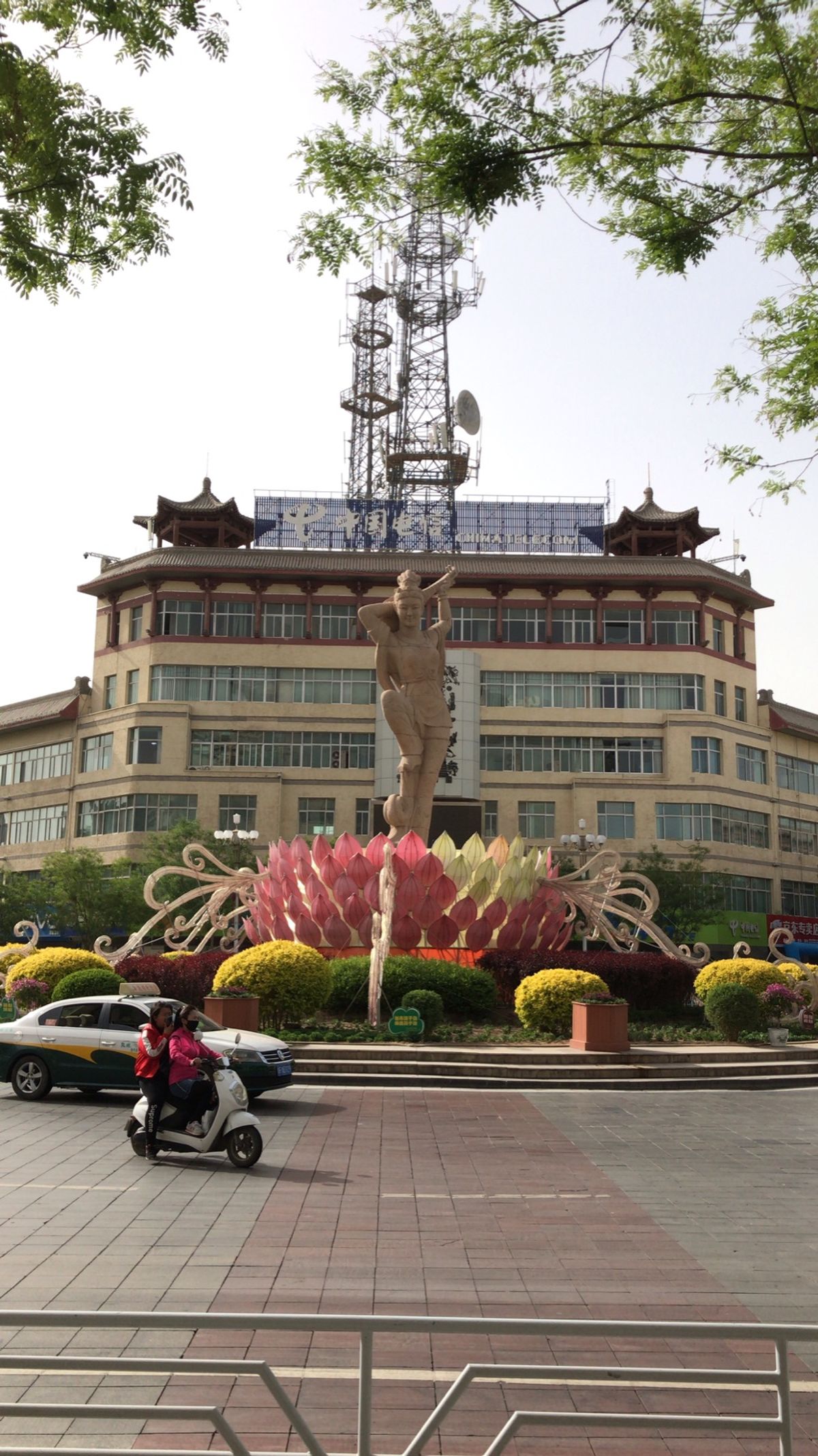 沙州夜市。
昼間もお土産屋さんが並んでで楽しい！
ドライフルーツいっぱいで...