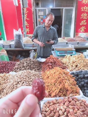 沙州夜市。
昼間もお土産屋さんが並んでで楽しい！
ドライフルーツいっぱいで...