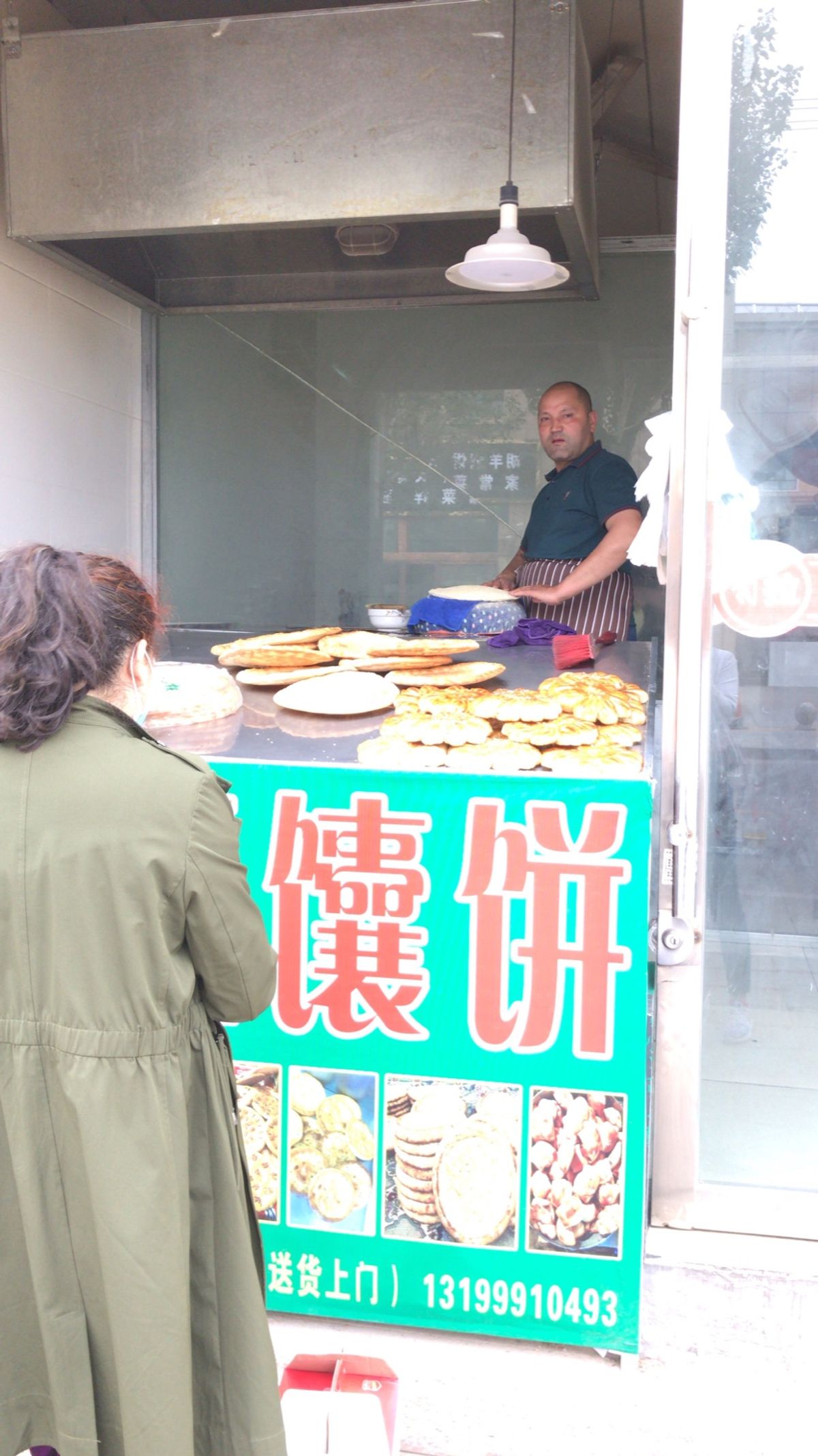 ウイグル自治区行ったら食べよう！と思っていたナン発見‼️顔より大きい😆
熱...