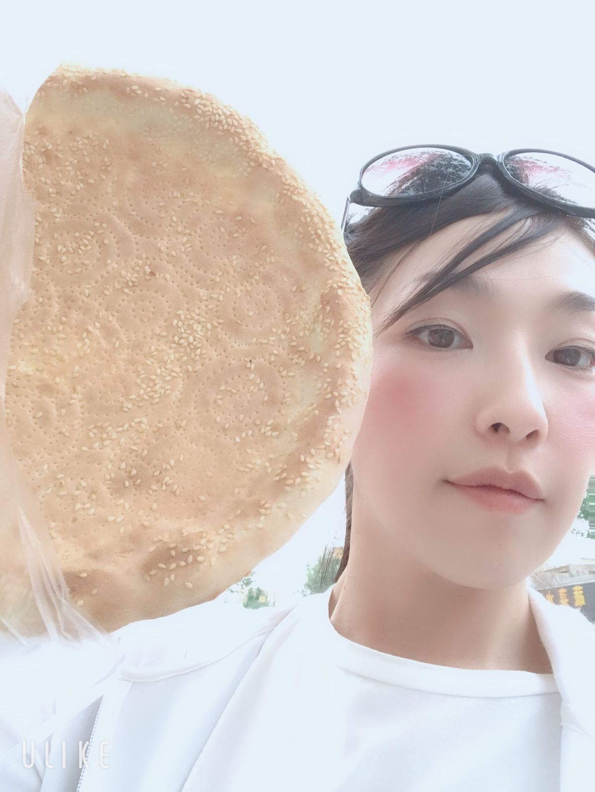 ウイグル自治区行ったら食べよう！と思っていたナン発見‼️顔より大きい😆
熱...