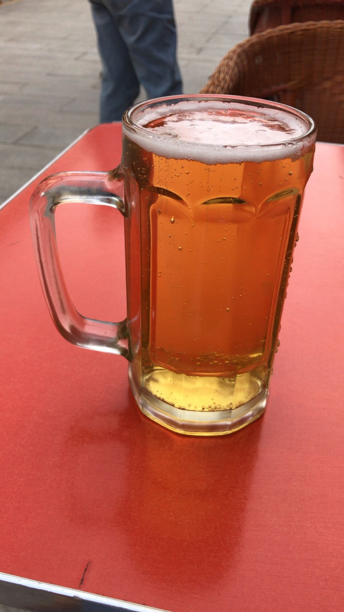 ウイグル自治区行ったら食べよう！と思っていたナン発見‼️顔より大きい😆
熱...