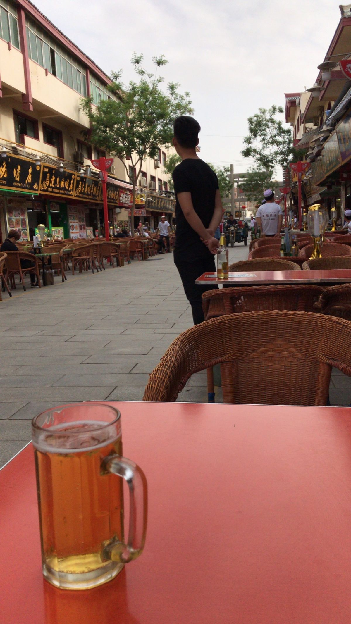 ウイグル自治区行ったら食べよう！と思っていたナン発見‼️顔より大きい😆
熱...