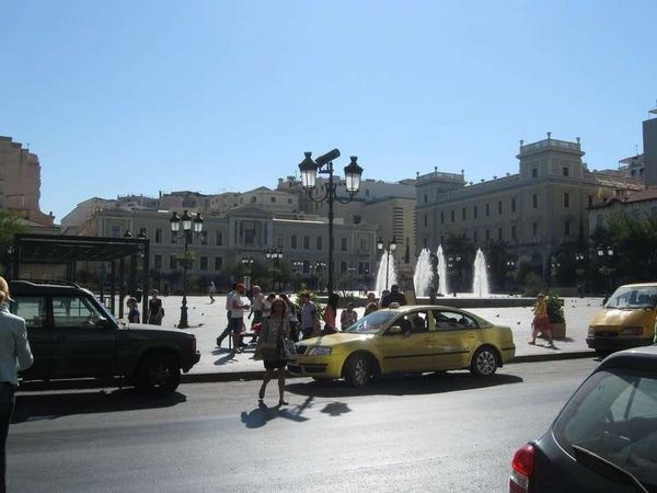 ギリシャ・アテネ「2013年 ギリシャ　アテネ散策～フェリーでトルコへ移動」の写真：旧市街へ向かう通りです