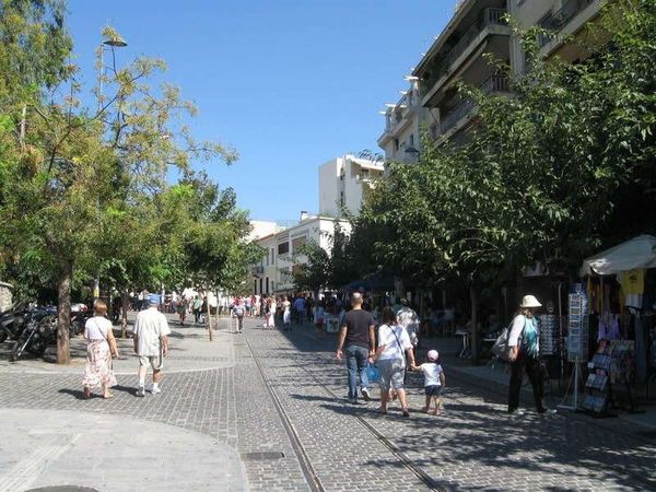 ギリシャ・アテネ「2013年 ギリシャ　アテネ散策～フェリーでトルコへ移動」の写真：アクアポリス下の通り

