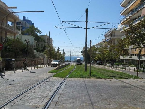 ギリシャ・アテネ「2013年 ギリシャ　アテネ散策～フェリーでトルコへ移動」の写真：トラムとエーゲ海