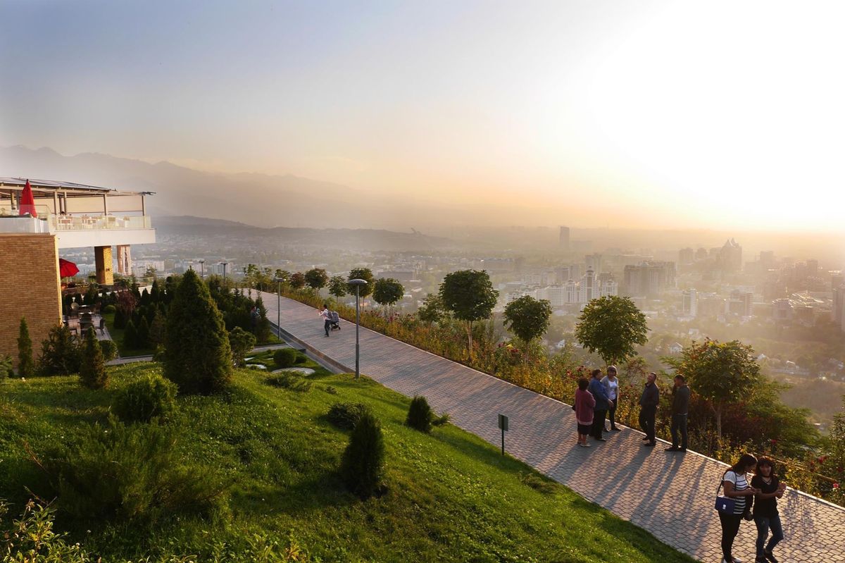 カザフスタン最大都市、アルマティ。
山々に面しており、住みやすいところ。
