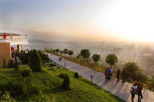 カザフスタン最大都市、アルマティ。
山々に面しており、住みやすいところ。
