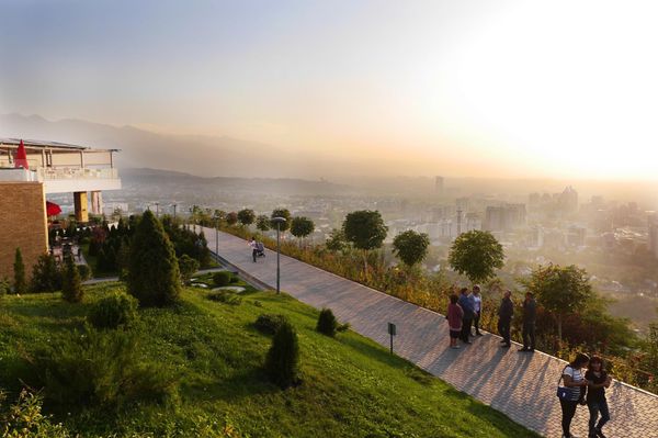 カザフスタン・Astana「中央アジア旅(カザフスタン)」の写真：カザフスタン最大都市、アルマティ。
山々...