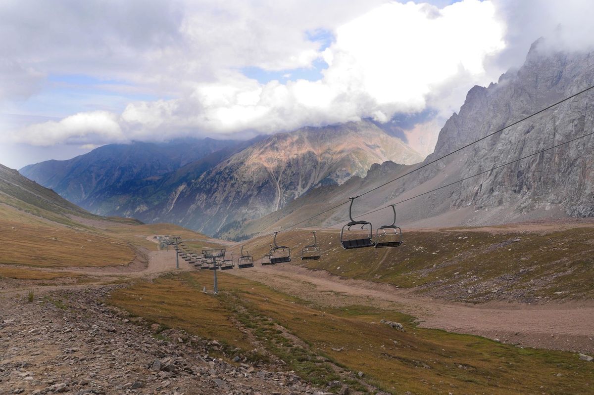 カザフスタン最大都市、アルマティ。
山々に面しており、住みやすいところ。
