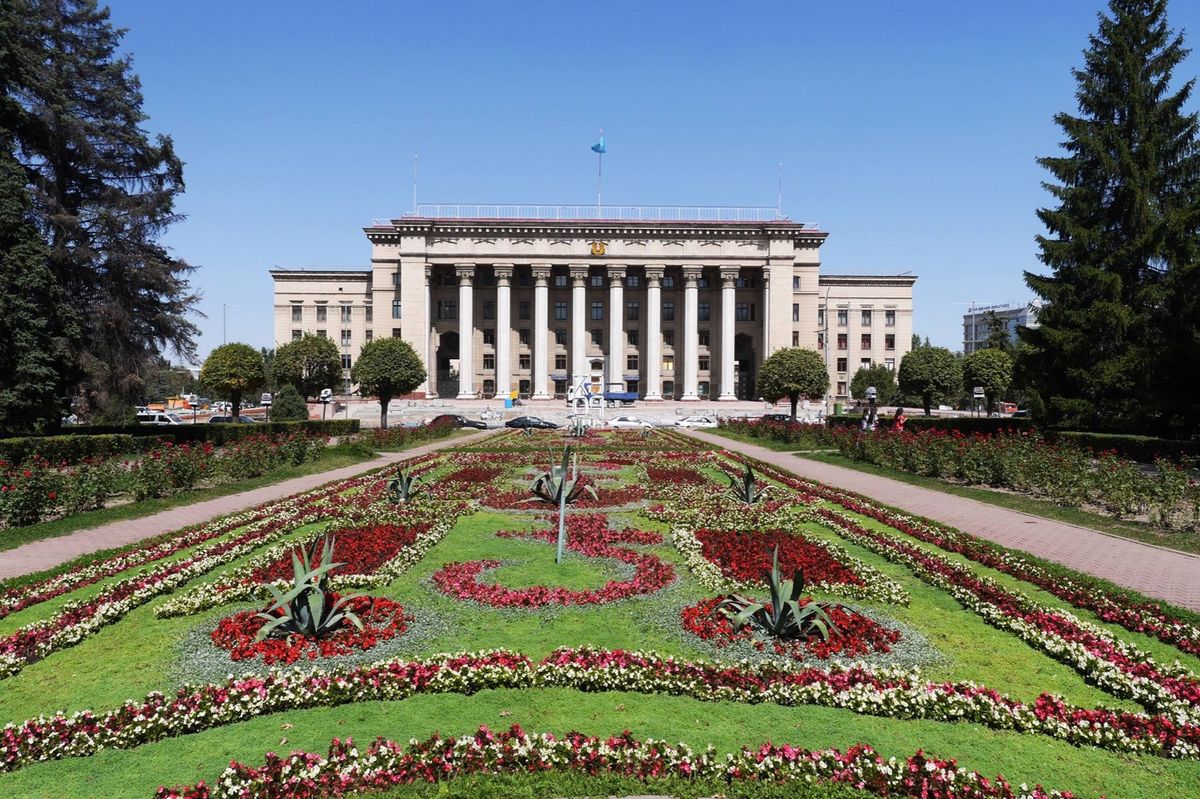 カザフスタン最大都市、アルマティ。
山々に面しており、住みやすいところ。
