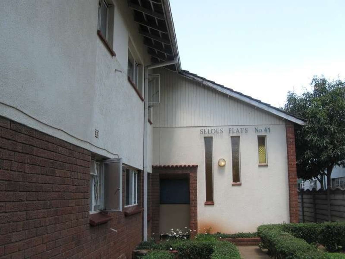 空港のタクシードライバーに聞いて一番リーズナブルで安全な宿を確保。しかし安...