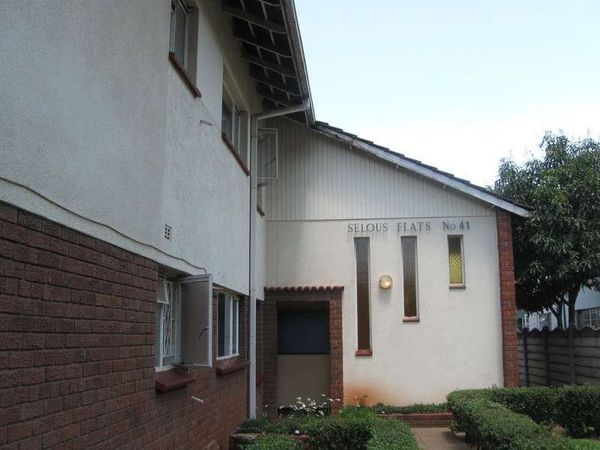 ジンバブエ・ハラレ「2013年 ジンバブエ　経済が安定した首都ハラレ、治安は昼だけ安定（場所により）」の写真：空港のタクシードライバーに聞いて一番リー...