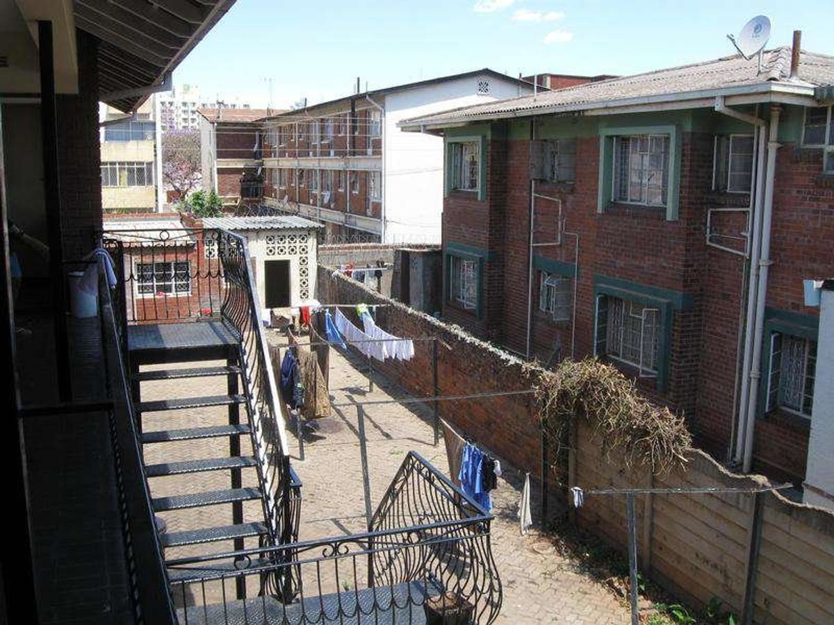 空港のタクシードライバーに聞いて一番リーズナブルで安全な宿を確保。しかし安...