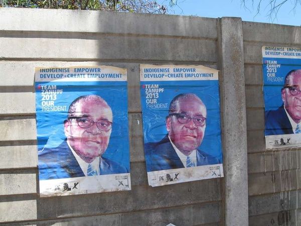 ジンバブエ・ハラレ「2013年 ジンバブエ　経済が安定した首都ハラレ、治安は昼だけ安定（場所により）」の写真：独裁者ムガベ大統領のポスターが至る所に。