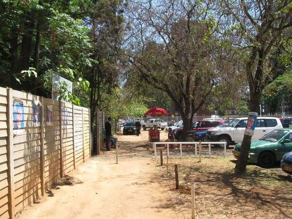 ジンバブエ・ハラレ「2013年 ジンバブエ　経済が安定した首都ハラレ、治安は昼だけ安定（場所により）」の写真：町の中心地