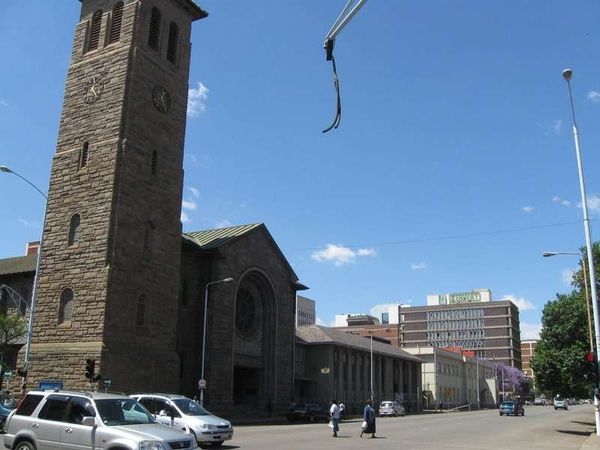 ジンバブエ・ハラレ「2013年 ジンバブエ　経済が安定した首都ハラレ、治安は昼だけ安定（場所により）」の写真