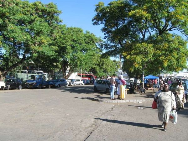 ジンバブエ・ハラレ「2013年 ジンバブエ　経済が安定した首都ハラレ、治安は昼だけ安定（場所により）」の写真