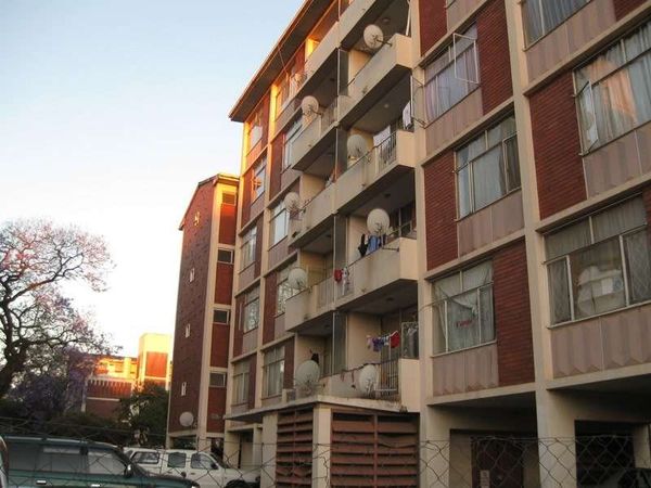 ジンバブエ・ハラレ「2013年 ジンバブエ　経済が安定した首都ハラレ、治安は昼だけ安定（場所により）」の写真