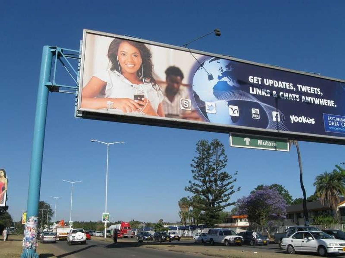 中心地を離れて散策してみました。
モバイルキャリアの広告が大きく掲載。