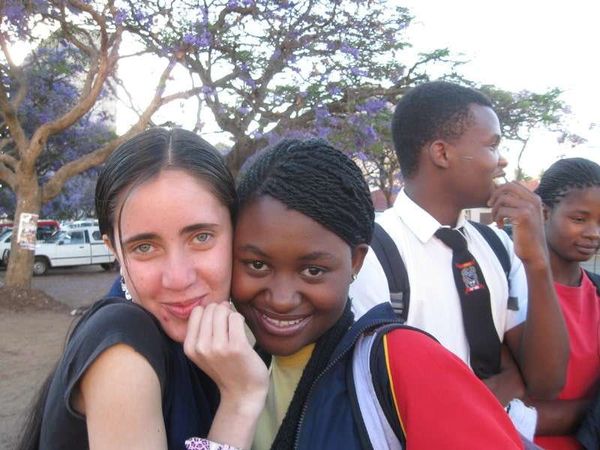 ジンバブエ・ハラレ「2013年 ジンバブエ　経済が安定した首都ハラレ、治安は昼だけ安定（場所により）」の写真：学校帰りの高校生。
白人女性もハラレ生ま...