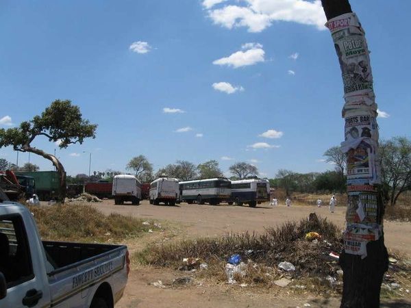 ジンバブエ・ハラレ「2013年 ジンバブエ　経済が安定した首都ハラレ、治安は昼だけ安定（場所により）」の写真：この先で、沢山のキリスト教徒がお祈りをし...