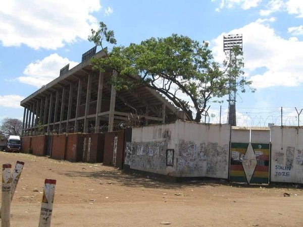 ジンバブエ・ハラレ「2013年 ジンバブエ　経済が安定した首都ハラレ、治安は昼だけ安定（場所により）」の写真：スラム街ムバレのサッカー競技場。
タクシ...