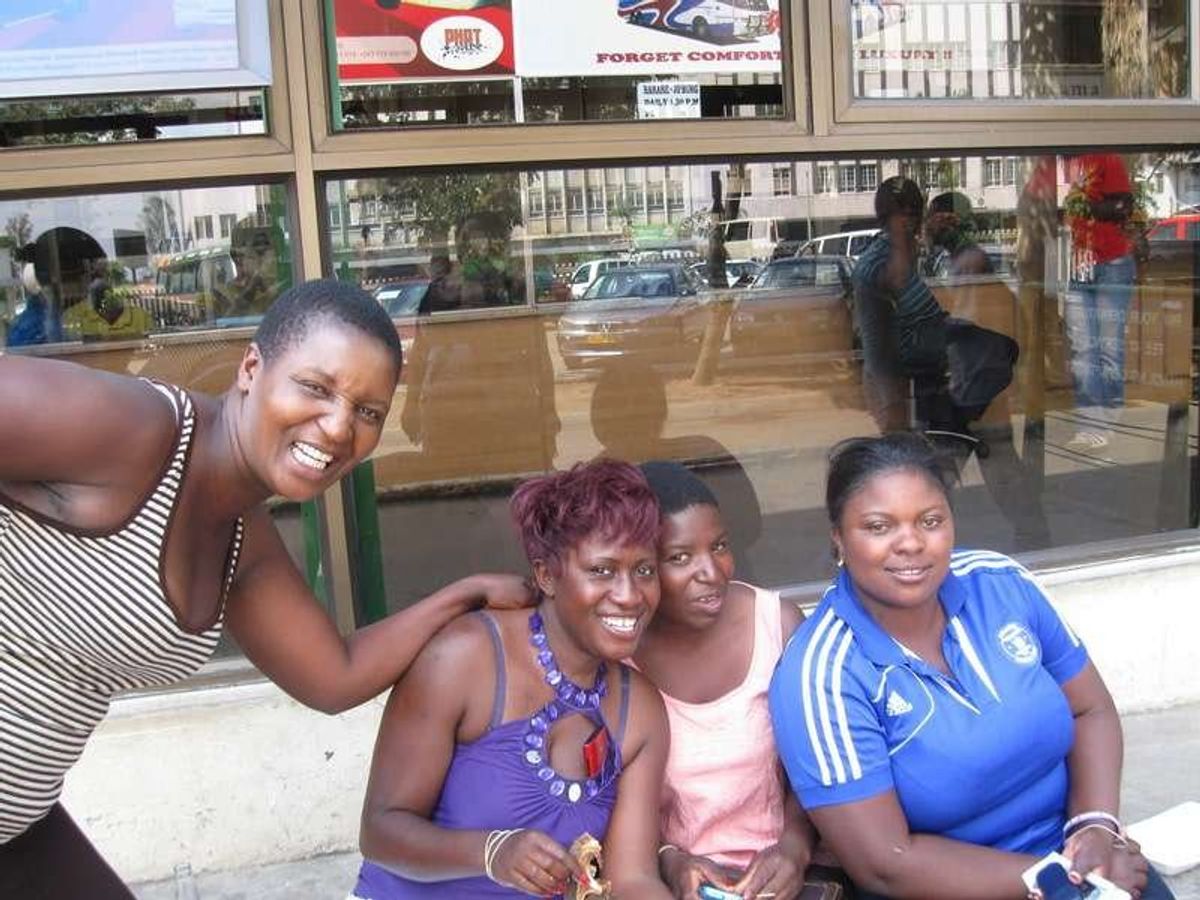 長距離バスターミナルのヤミ両替の女性たち。
明るい。

