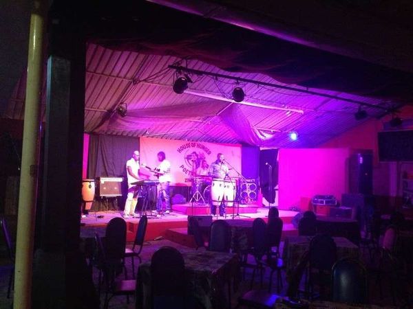 ジンバブエ・ハラレ「2013年 ジンバブエ　経済が安定した首都ハラレ、治安は昼だけ安定（場所により）」の写真：ナイトクラブBook Cafeのライブリ...