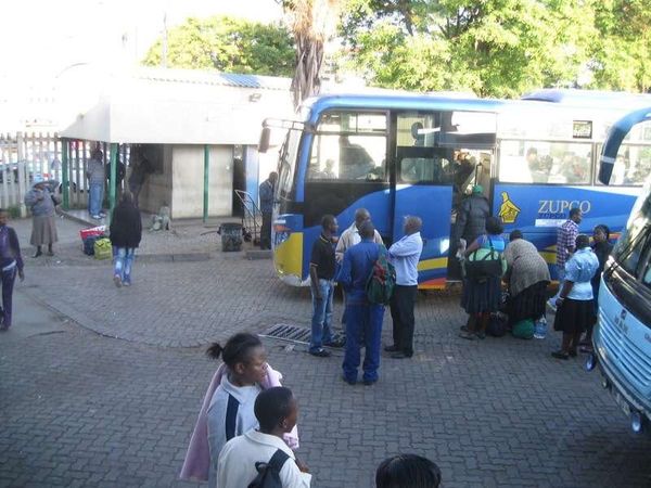 ジンバブエ・ハラレ「2013年 ジンバブエ　経済が安定した首都ハラレ、治安は昼だけ安定（場所により）」の写真：長距離バスターミナル
ここから僕はザンビ...