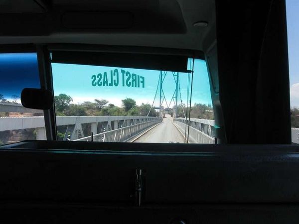 ジンバブエ・ハラレ「2013年 ジンバブエ　経済が安定した首都ハラレ、治安は昼だけ安定（場所により）」の写真：ジンバブエ/ザンビア国境、ジンバブエ川を...