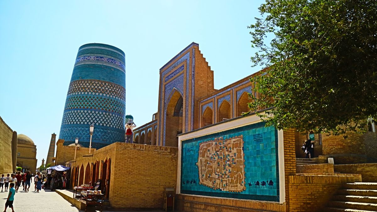 トルクメニスタンへ向かう時に立ち寄ったヒヴァの街並み。8月はメロンの収穫祭...