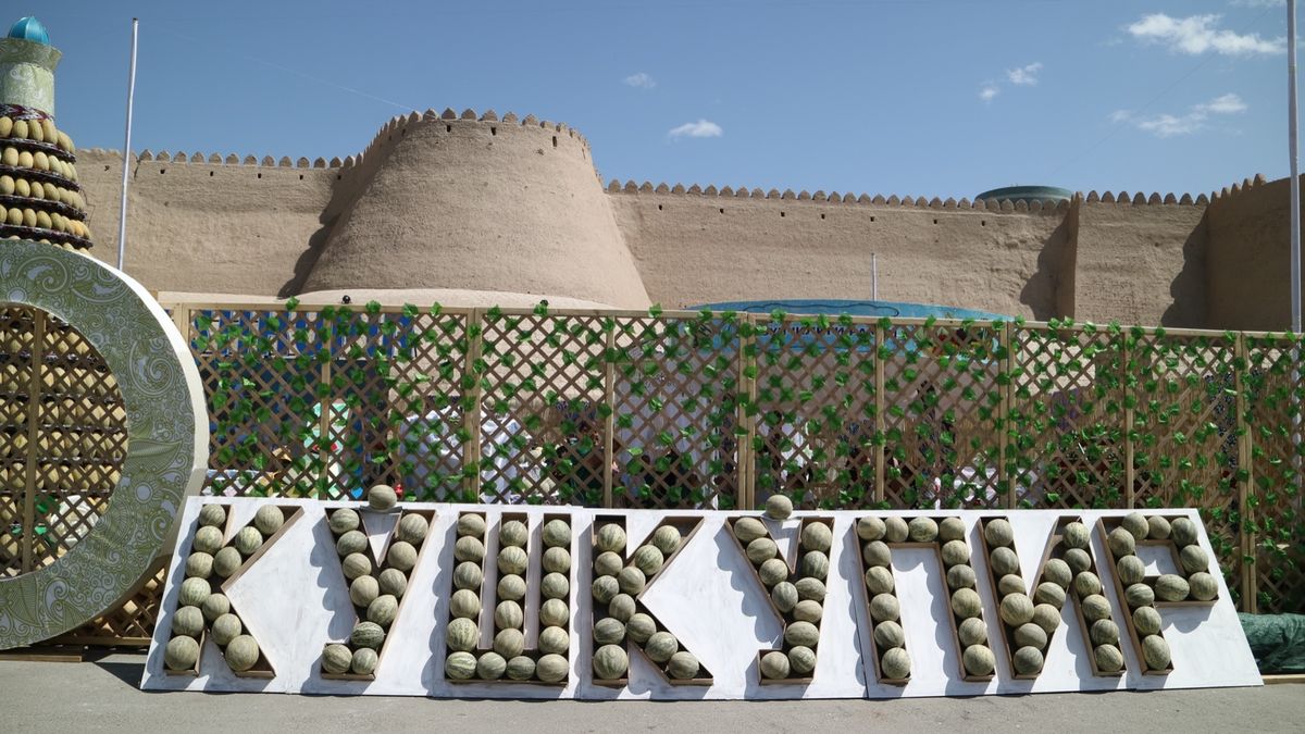 トルクメニスタンへ向かう時に立ち寄ったヒヴァの街並み。8月はメロンの収穫祭...