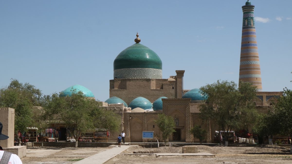 トルクメニスタンへ向かう時に立ち寄ったヒヴァの街並み。8月はメロンの収穫祭...