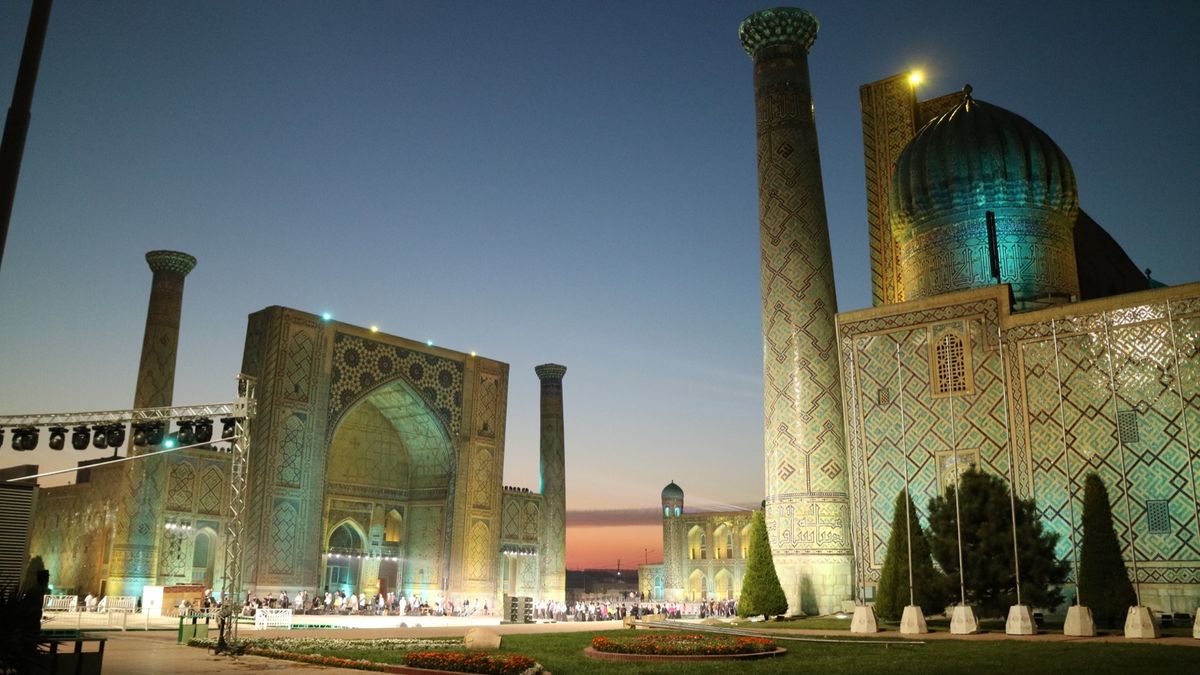 サマルカンドのレギスタン広場。ライトアップは綺麗だったけど人が多過ぎてなか...