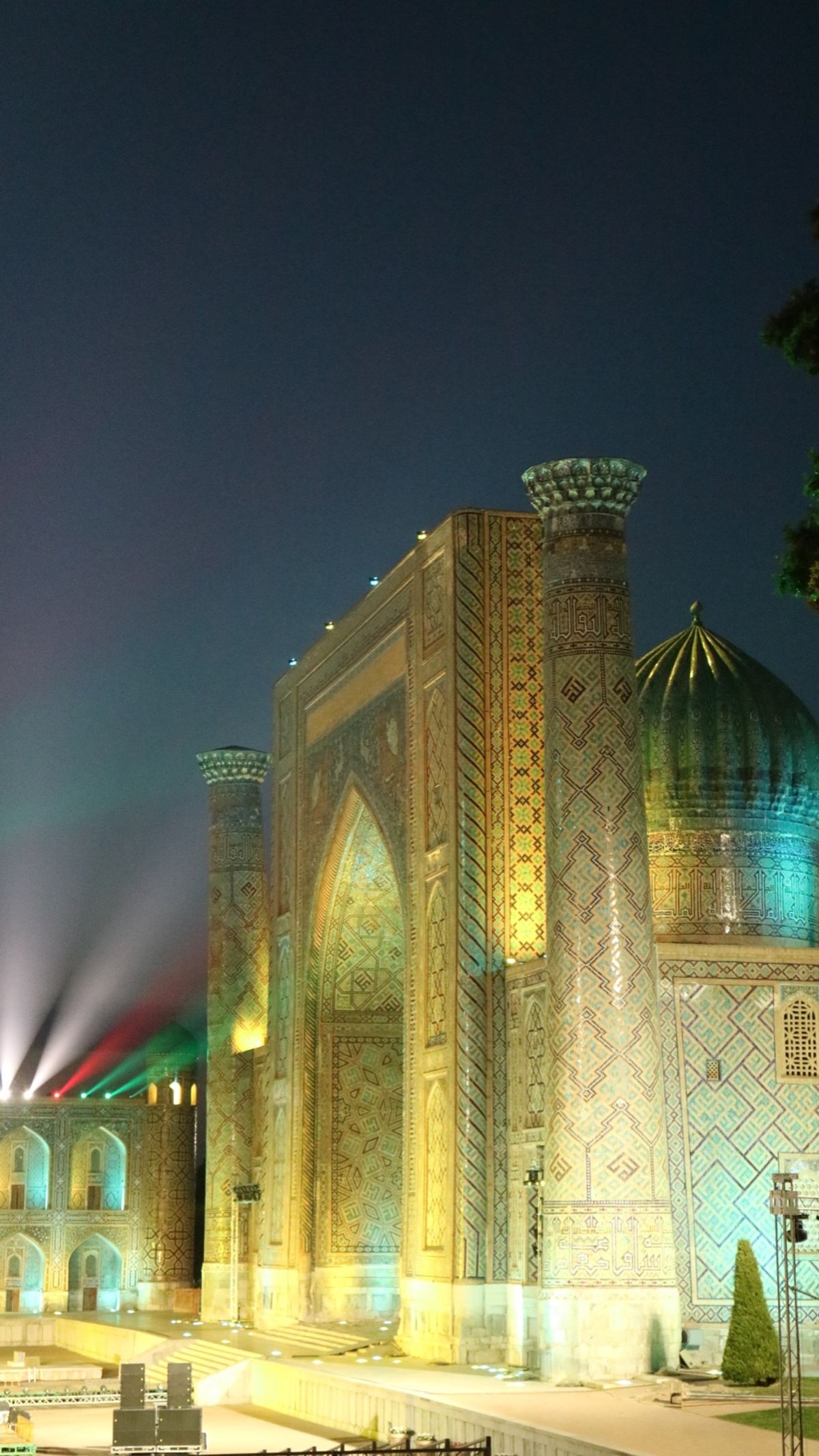 サマルカンドのレギスタン広場。ライトアップは綺麗だったけど人が多過ぎてなか...