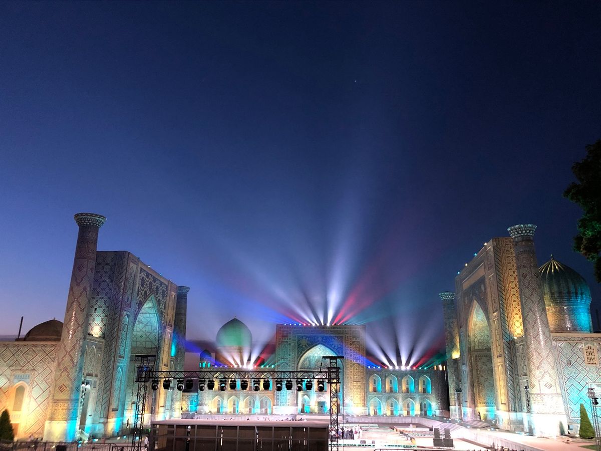 サマルカンドのレギスタン広場。ライトアップは綺麗だったけど人が多過ぎてなか...