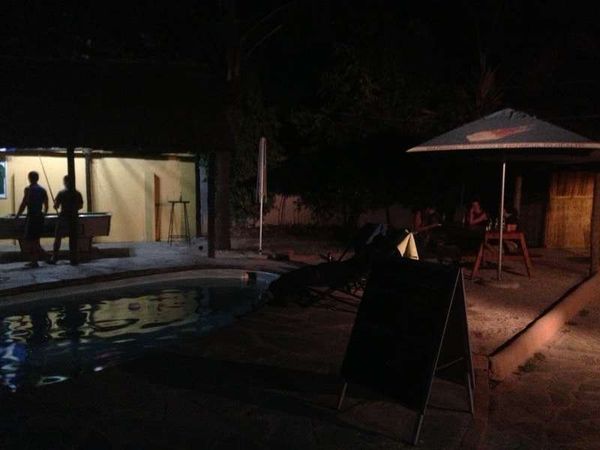 ザンビア・ビクトリアフォールズ「2013年 ザンビア 首都ルサカからビクトリアフォールズへ」の写真:ルサカのホステル。
アフリカは白人が多い...