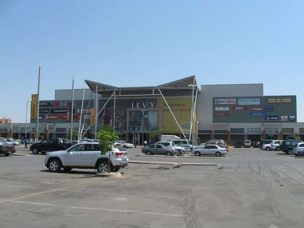 ザンビア・ビクトリアフォールズ「2013年 ザンビア 首都ルサカからビクトリアフォールズへ」の写真:突然最新のショッピングモール
中国資本の...