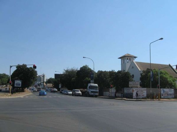 ザンビア・ビクトリアフォールズ「2013年 ザンビア 首都ルサカからビクトリアフォールズへ」の写真:ヴィクトリアフォールズベースの町、リビン...