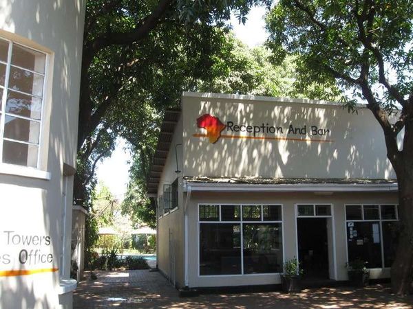 ザンビア・ビクトリアフォールズ「2013年 ザンビア 首都ルサカからビクトリアフォールズへ」の写真:宿泊した安宿
Fawlty Towers...