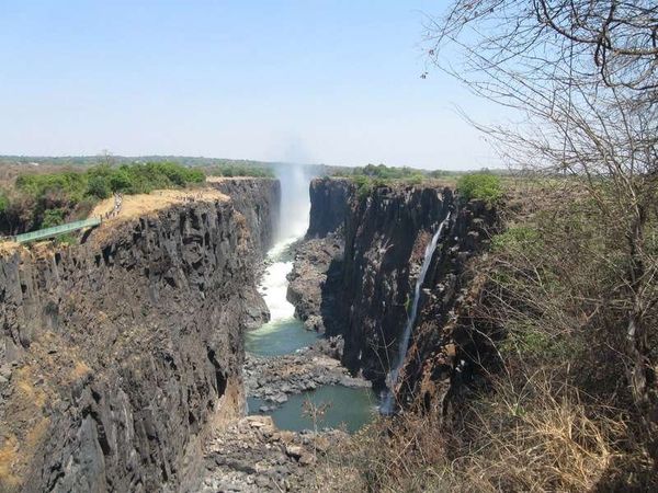 ザンビア・ビクトリアフォールズ「2013年 ザンビア 首都ルサカからビクトリアフォールズへ」の写真:ビクトリアフォールズ
乾季のため水が少な...