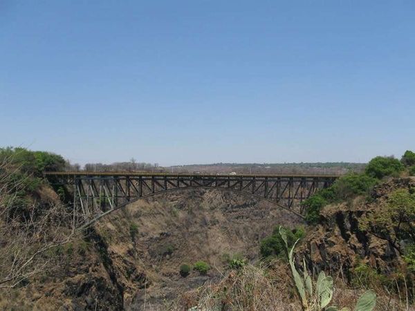 ザンビア・ビクトリアフォールズ「2013年 ザンビア 首都ルサカからビクトリアフォールズへ」の写真:ジンバブエとの国境橋