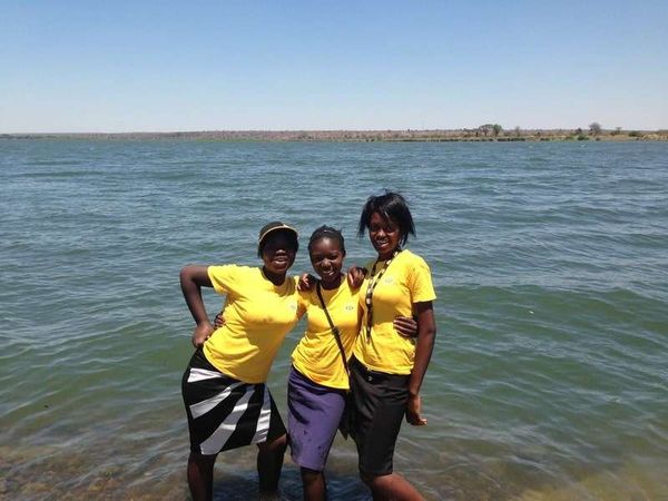 ザンビア・ビクトリアフォールズ「2013年 ザンビア 首都ルサカからビクトリアフォールズへ」の写真:ボツワナ国境にて、携帯電話販売員の女性たち。